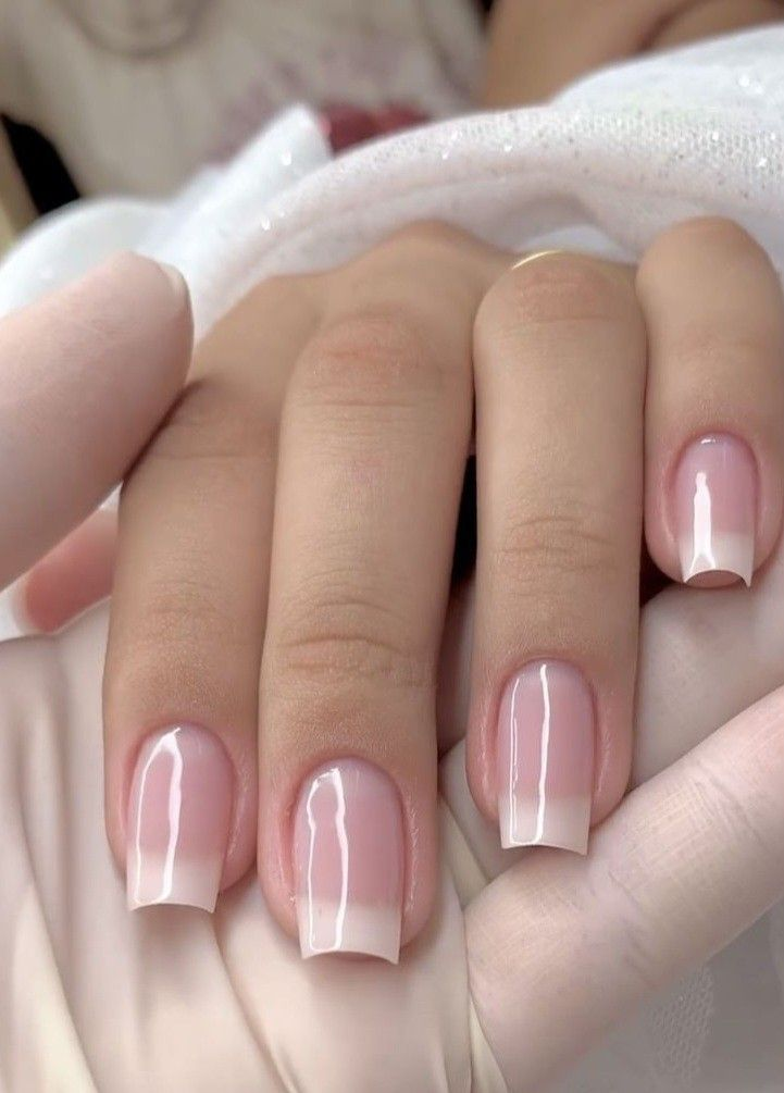 Unhas quadradas curtas com francesinha branca leitosa em degradê