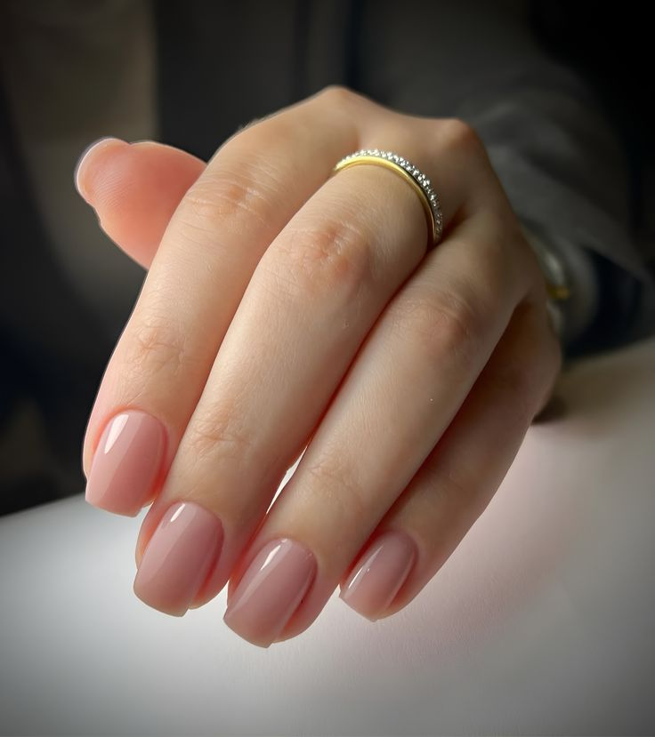 Unhas curtas quadradas em nude rosado natural