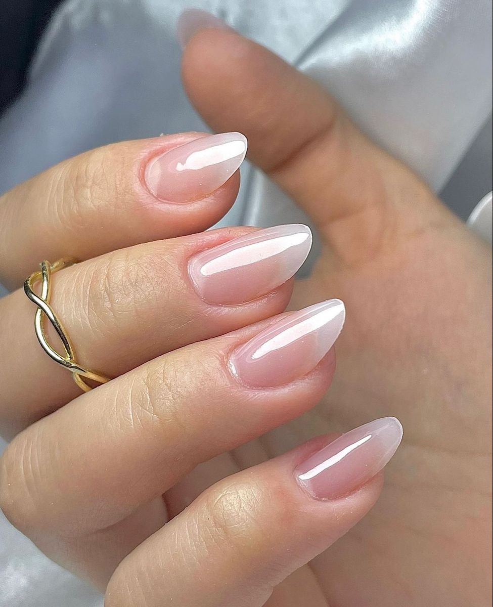 Alongamento em gel nude leitoso com acabamento glossy