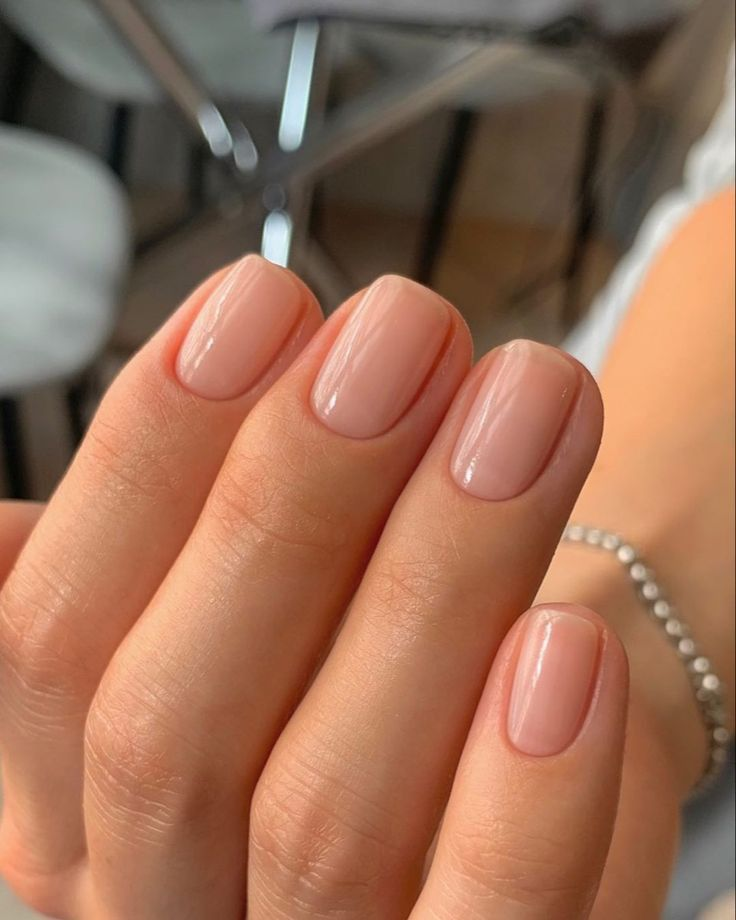 Unhas naturais curtas com esmaltação nude clean